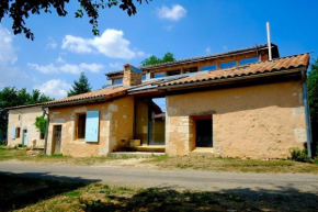 La Maison des Forges ancienne grange transformée en habitation atypique en lisière de forêt